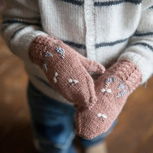 Cargar imagen en el visor de la galería, LIBRO MAKING MEMORIES: Timeless knits for children.