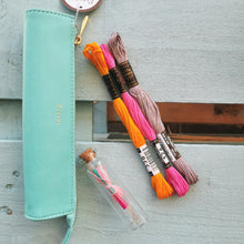 Cargar imagen en el visor de la galería, KIT MÁGICO EN ESTUCHE - LAURA AMEBA