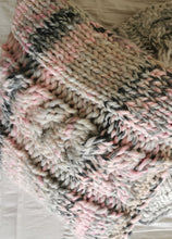 Cargar imagen en el visor de la galería, KIT DE TEJIDO COJIN WARMY