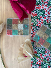 Cargar imagen en el visor de la galería, Caja de mostacillas Mix Navidad
