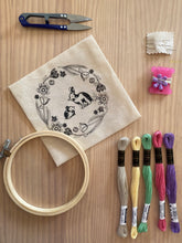 Cargar imagen en el visor de la galería, KIT BORDADO EN BOLSITA
