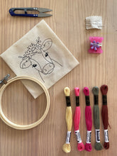 Cargar imagen en el visor de la galería, KIT BORDADO EN BOLSITA
