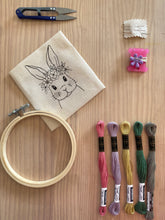 Cargar imagen en el visor de la galería, KIT BORDADO EN BOLSITA
