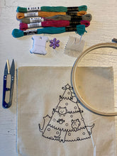 Cargar imagen en el visor de la galería, KIT BORDADO COLECCION CASCANUECES
