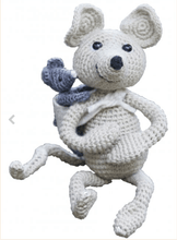 Cargar imagen en el visor de la galería, PATRON AMIGURUMI CON ACCESORIOS RATONA EMILY
